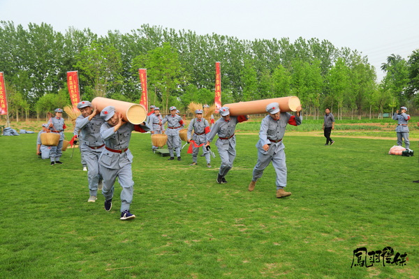 红色趣味运动会项目：运送圆木