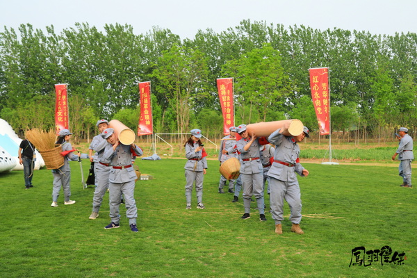 红色趣味运动会项目：运送圆木